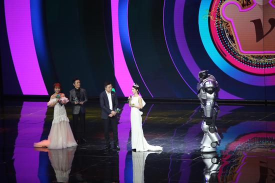 2017年12月2日李詠主持愛(ài)奇藝尖叫之夜盛典，這也是他生前最后一次主持。