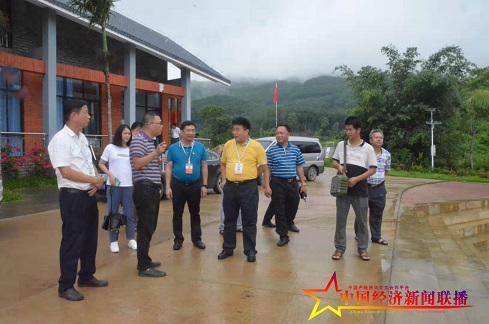 參觀考察團聽抱班村大學生村官介紹村里巨變歷程 (2).jpg