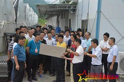 參觀考察團研究高產(chǎn)養(yǎng)殖澳洲淡水龍蝦技術(shù)。 (2).jpg