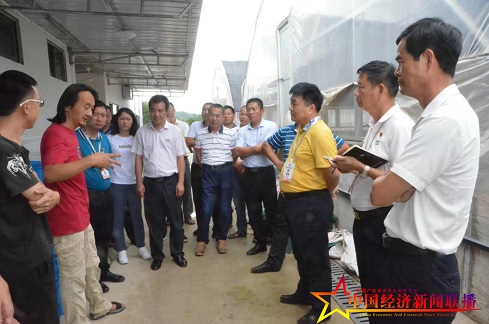 楊宵總經(jīng)理介紹高產(chǎn)養(yǎng)殖澳洲淡水龍蝦技術(shù)。 (2).jpg