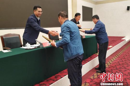 圖為青海省發(fā)展改革委副主任楊光和青海省農(nóng)業(yè)農(nóng)村廳副廳長鞏愛岐給成功創(chuàng)建“首批國家農(nóng)村產(chǎn)業(yè)融合發(fā)展示范園”的青海省三江集團國家農(nóng)村產(chǎn)業(yè)融合發(fā)展示范園和海北州海晏縣國家農(nóng)村產(chǎn)業(yè)融合發(fā)展示范園正式授牌。魯?shù)り?攝