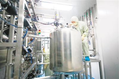 圖為在江蘇省淮安市清浦工業(yè)園區(qū)天士力帝益藥業(yè)，智能無菌生產(chǎn)車間，技術(shù)人員正在通過智能化設(shè)備控制產(chǎn)品生產(chǎn)。 王 昊攝（人民視覺）