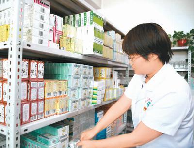 近年來，陜西省西安市積極推進(jìn)醫(yī)聯(lián)體建設(shè)，全市已建成涵蓋80所二級(jí)醫(yī)療機(jī)構(gòu)和140所基層醫(yī)療機(jī)構(gòu)的醫(yī)聯(lián)體46個(gè)，形成了上下聯(lián)動(dòng)的分級(jí)診療就醫(yī)模式。圖為5月21日，醫(yī)護(hù)人員在陜西省西安市國(guó)際港務(wù)區(qū)新筑社區(qū)衛(wèi)生服務(wù)中心為患者取藥。
新華社記者 張博文攝