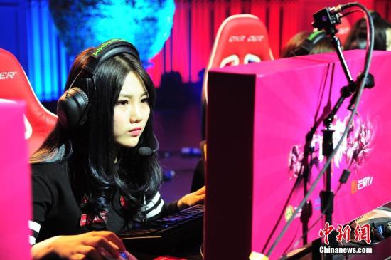 據(jù)了解，《英雄聯(lián)盟》電競女神挑戰(zhàn)賽是國內(nèi)首個女子電競賽事。參加比賽的女子戰(zhàn)隊有的來自于民間，有的來自俱樂部，有的來自于游戲直播平臺。賽程將采用小組積分賽+淘汰賽的混合賽制，16支隊伍先分為4個小組，在隊內(nèi)進(jìn)行積分賽。每個小組產(chǎn)生2名優(yōu)勝隊伍，進(jìn)入8強的爭奪戰(zhàn)，最后通過淘汰賽角逐決出冠軍。 a target='_blank' href='http://www.chinanews.com/'中新社/a發(fā) 鐘鑫旺 攝 圖片來源：CNSPHOTO