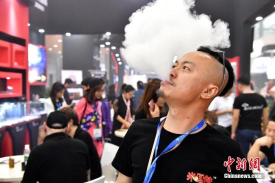 資料圖：煙民使用電子煙吐霧。 a target='_blank' href='http://www.chinanews.com/'中新社/a記者 陳文 攝