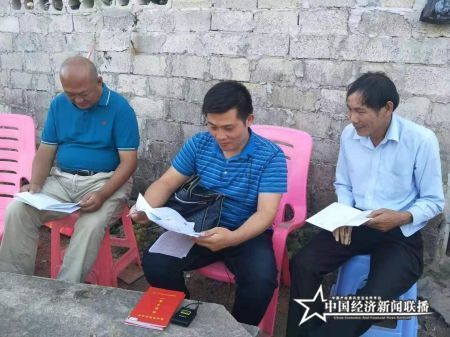 左一 白沙農(nóng)場(chǎng)公司董事段學(xué)俊 中 幫扶責(zé)任人李艷 右一 被幫扶人王有業(yè)(1).jpg