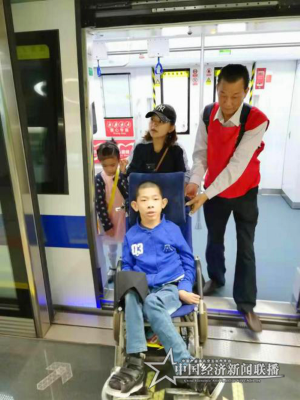 （從左至右：深圳天使家園理事長(zhǎng)高利利，深圳天使家園總干事駱洋，全國(guó)腦癱康復(fù)社會(huì)協(xié)作辦公室主任王芳，壹基金項(xiàng)目總監(jiān)魏明濤，壹基金合作發(fā)展部主任丁干，于11月30日共同見證“2019城市無障礙公益倡導(dǎo)活動(dòng)”深圳主會(huì)場(chǎng)啟動(dòng)儀式。） (2).png