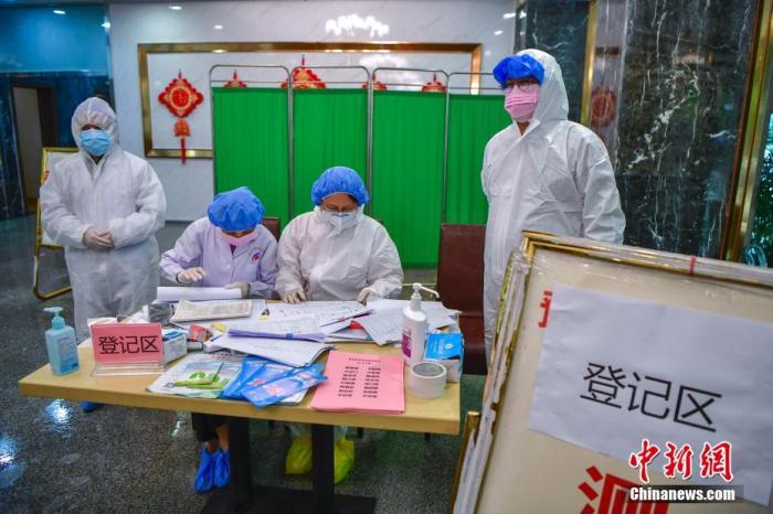 1月27日，記者探訪?？谑着嗅t(yī)學觀察點，身著防護服的醫(yī)護人員正在忙碌。為積極應(yīng)對疫情，?？谑性O(shè)置8個留觀點，對湖北省過海登島旅客進行集中醫(yī)學觀察。觀察點現(xiàn)場秩序井然，醫(yī)護人員、公安干警、志愿者等工作人員各司其職，為留觀人員提供服務(wù)。a target='_blank' href='http://www.chinanews.com/'中新社/a記者 駱云飛 攝