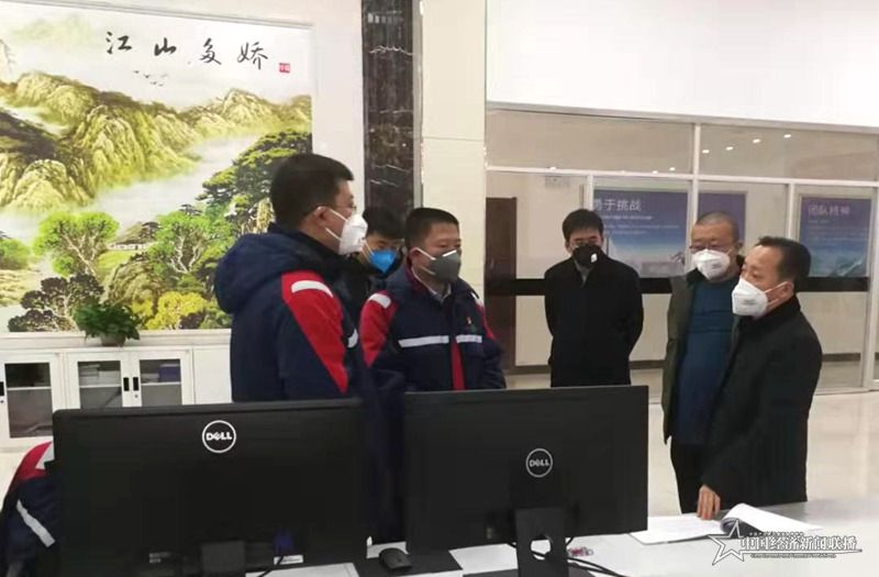 1月30日（初六）壽陽縣應(yīng)急管理局局長(zhǎng)李玉峰（右一）、副局長(zhǎng)姜扣生（右三）、?；O(jiān)管股股長(zhǎng)付永明（右二）帶隊(duì)到陽煤集團(tuán)壽陽化工有限責(zé)任公司，對(duì)春節(jié)期間應(yīng)急值守情況和新型冠狀病毒感染的肺炎疫情防控情況進(jìn)行督導(dǎo)檢查。陽煤集團(tuán)壽陽化工總工程師白華和安全部部長(zhǎng)程君維對(duì)情況進(jìn)行匯報(bào)。.jpg