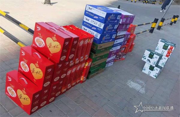 青海道遠(yuǎn)環(huán)?？萍加邢薰军h支部慰問(wèn)社區(qū)工作者 (8).jpg