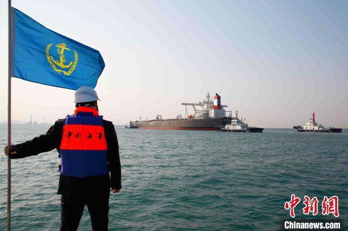 超大型油輪“優(yōu)益”輪在青島海事部門的護(hù)航下安全靠泊青島港黃島碼頭。馬桂山 攝