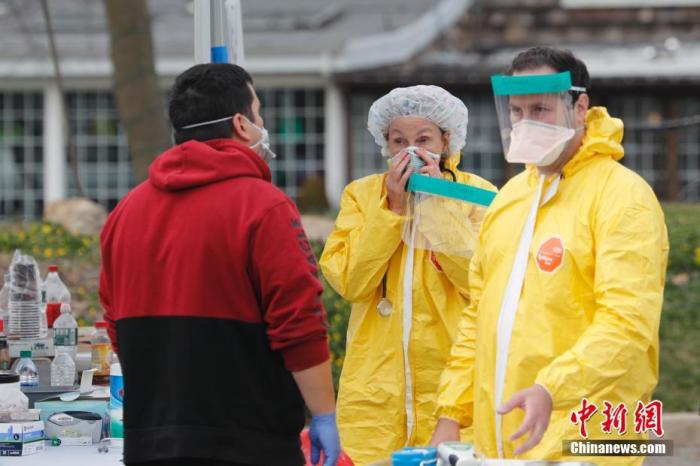 資料圖：美國(guó)紐約州拿騷縣的一處醫(yī)療中心戶外停車(chē)場(chǎng)正在進(jìn)行免下車(chē)新冠病毒檢測(cè)。 a target='_blank' href='http://www.chinanews.com/'中新社/a記者 廖攀 攝