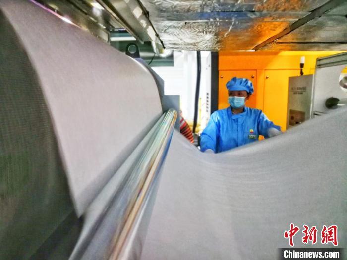 資料圖：4月15日21時(shí)許，甘肅省首條熔噴布生產(chǎn)線在中國(guó)石油蘭州石化公司建成，產(chǎn)品順利下線。劉延治 攝