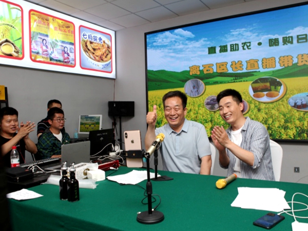 圖為區(qū)長(zhǎng)直播惹圍觀   高小明攝.jpg