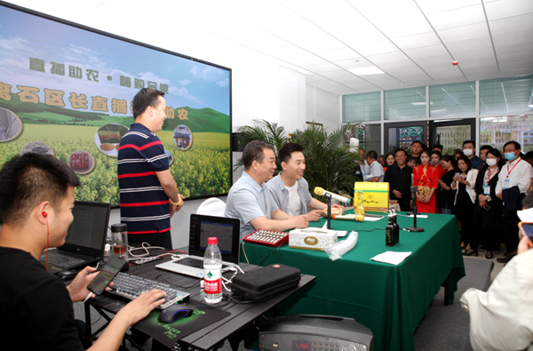 圖為區(qū)長(zhǎng)直播惹圍觀   高小明攝.png
