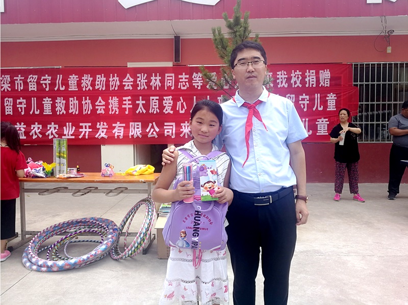 呂梁市留守兒童救助協(xié)會(huì)捐贈(zèng)愛心并看望留守兒童.jpg