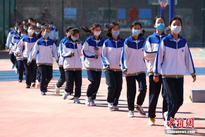 資料圖：5月11日，北京豐臺二中初三學生到操場準備進行升旗儀式。當日，北京市初三年級學生返校復課。 a target='_blank' href='http://www.chinanews.com/'中新社/a記者 富田 攝