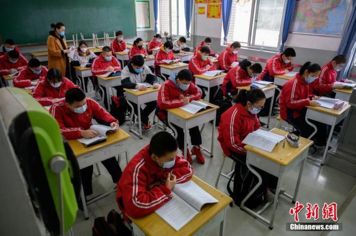 資料圖：4月25日，山西太原平民中學初三年級學生返校后在教室上課。當日，山西省太原市初三年級正式開學復課。 a target='_blank' href='http://www.chinanews.com/'中新社/a記者 韋亮 攝