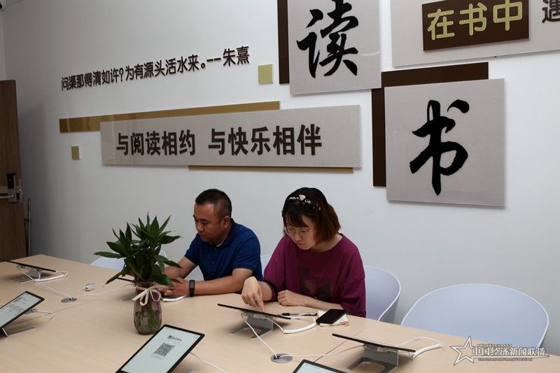 居民在鳳山街道生態(tài)園社區(qū)歌德機上掃碼讀書 吳旭軍攝.JPG