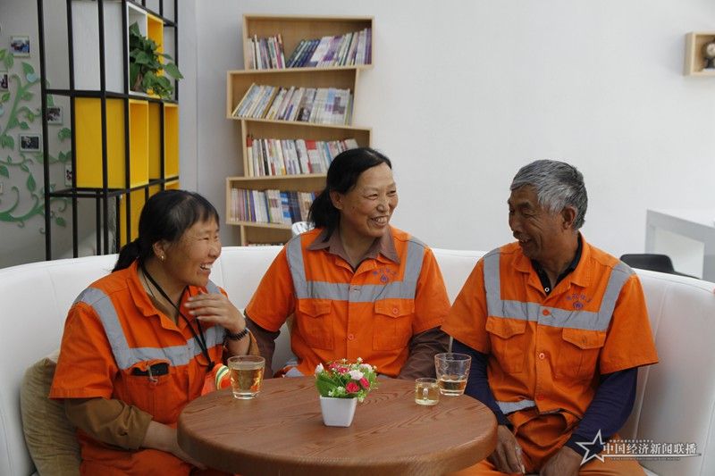社區(qū)茶吧成為環(huán)衛(wèi)工人的愛心驛站。 任建忠攝1.JPG