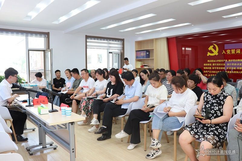 培訓課上,網(wǎng)格員認真聽講 張晉晉攝.jpg