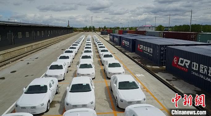 圖為準(zhǔn)備裝車的汽車。哈鐵提供