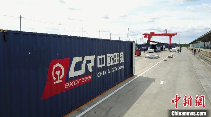 圖為準(zhǔn)備裝車的汽車。哈鐵提供