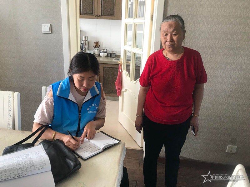 圖為蓮花池麗景街社區(qū)社區(qū)網(wǎng)格員走訪排查入戶中。王燕華攝.jpg