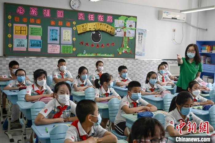 資料圖：小學(xué)生佩戴口罩返校復(fù)課。張興龍 攝