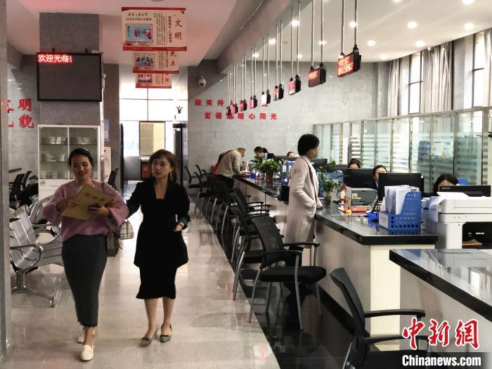 民眾在政務(wù)服務(wù)中心辦理不動(dòng)產(chǎn)權(quán)證書?？姵?攝
