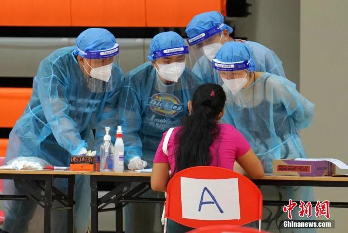 資料圖：8月25日上午，有外傭陸續(xù)來到設于香港港灣道體育館的臨時樣本采集中心，接受新冠病毒檢測服務。 a target='_blank' href='http://www.chinanews.com/'中新社/a記者 張煒 攝