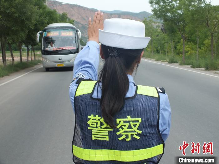 圖為交通警察巡邏檢查車輛。(資料圖) 史靜靜 攝