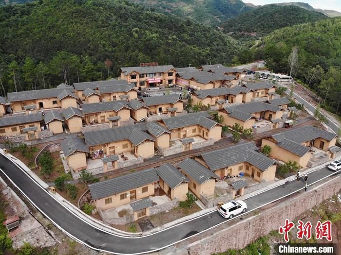 資料圖：航拍昭覺縣三岔河鄉(xiāng)三河村新居。a target='_blank' href='http://www.chinanews.com/'中新社/a記者 張浪 攝