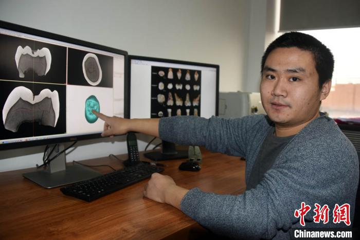 邢松研究員介紹對(duì)梅鋪古人類牙齒化石進(jìn)行顯微斷層掃描（micro-CT）相關(guān)情況。孫自法攝