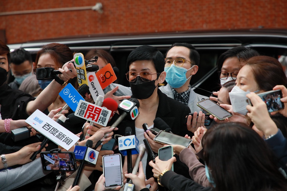 吳君如在現(xiàn)場接受媒體采訪。她回憶與吳孟達合作的點滴，透露對方曾教自己劃拳，“他演過我爸爸，演過我三叔，也演過我表哥，現(xiàn)在來講，一夜都講不完?！彼硎静恢绤敲线_生病，直言很傷心很突然。