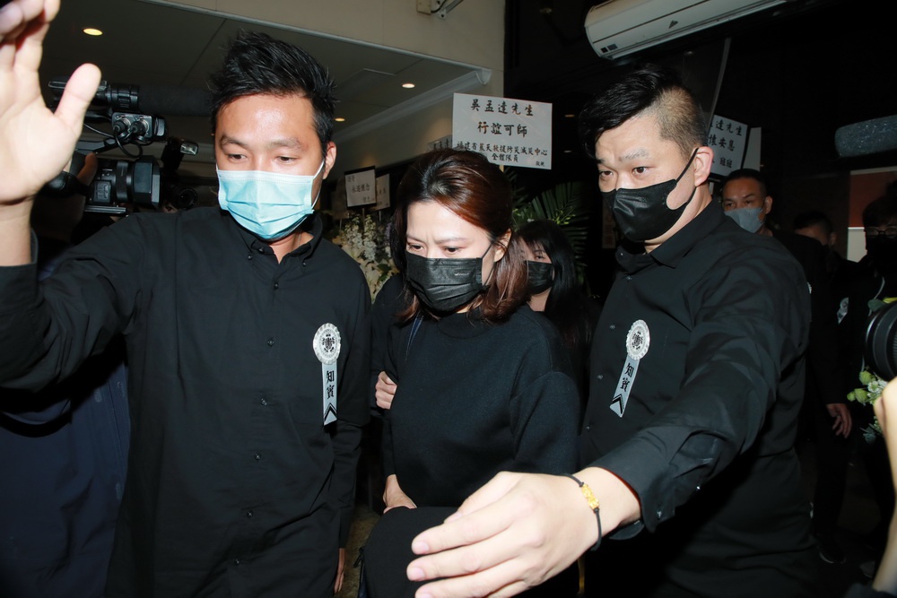 吳孟達妻子侯珊燕抵達殯儀館。