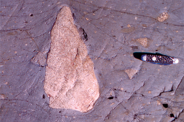 這塊落石位于加拿大安大略省懷特菲斯瀑布附近，休倫湖的北岸。22億年前，在漂浮的冰川作用下，這塊石頭“定居”在海底的沉積物中。