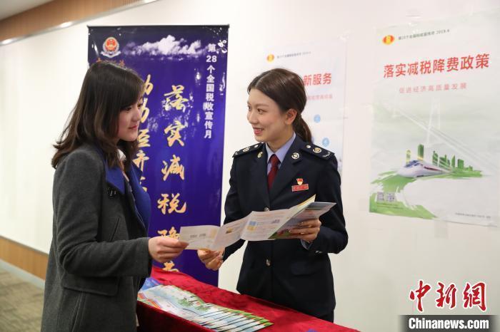 資料圖：圖為大連高新技術(shù)產(chǎn)業(yè)園區(qū)稅務(wù)局工作人員服務(wù)企業(yè)。左馨 攝