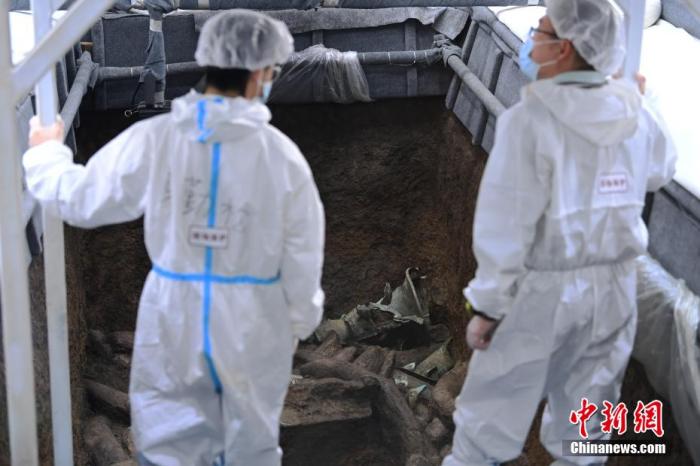 考古工作者在發(fā)掘現(xiàn)場工作。 安源 攝