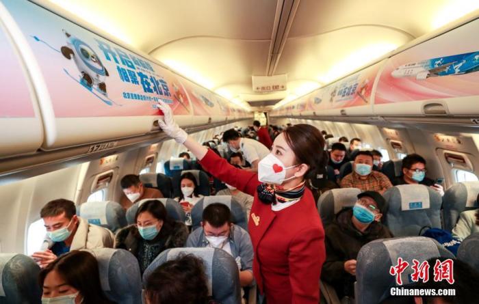 資料圖：乘務(wù)員在起飛前檢查行李艙。 a target='_blank' href='http://www.chinanews.com/'中新社/a記者 賈天勇 攝