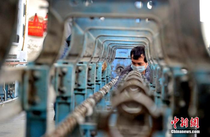 資料圖：工人正在安裝新的生產(chǎn)線，擴(kuò)大生產(chǎn)。 林弘梫 攝