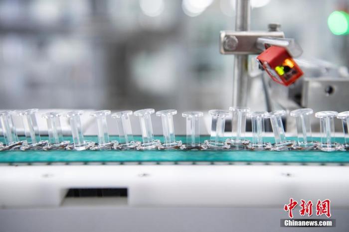 資料圖：包裝流水線上的預充式注射器裝疫苗。 a target='_blank' href='http://www.chinanews.com/'中新社/a記者 侯宇 攝