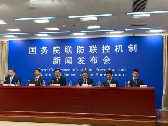 4月11日，國(guó)務(wù)院聯(lián)防聯(lián)控機(jī)制召開(kāi)新聞發(fā)布會(huì)，介紹新冠疫情防控和疫苗接種有關(guān)情況。國(guó)家衛(wèi)健委宣傳司副司長(zhǎng)、新聞發(fā)言人米鋒介紹了近期疫情情況及疫苗接種情況。
