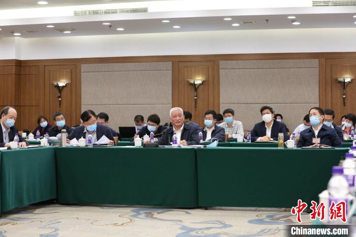 王志剛出席“碳中和科技創(chuàng)新路徑選擇”香山科學(xué)會議，聽取研討成果并講話?？萍疾?供圖 攝