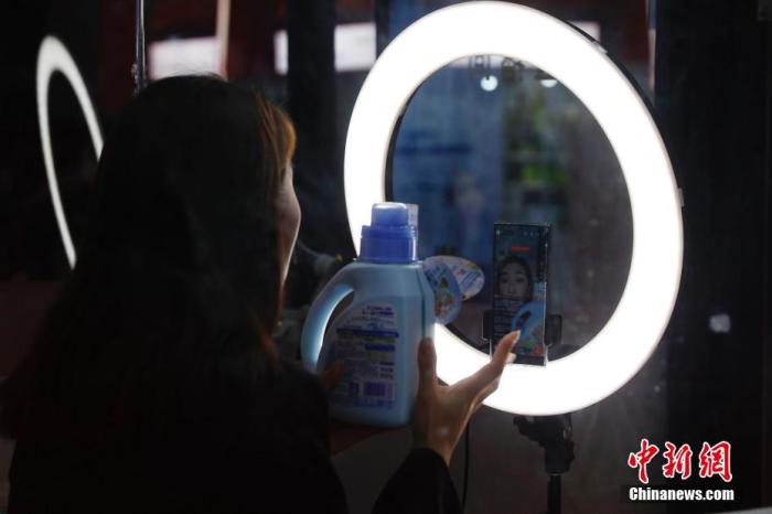 11月8日，上海，第三屆中國(guó)國(guó)際進(jìn)口博覽會(huì)消費(fèi)品展區(qū)內(nèi)，獅王展臺(tái)的工作人員正在進(jìn)行網(wǎng)絡(luò)直播。
a target='_blank' href='http://www.chinanews.com/'中新社/a記者 韓海丹 攝