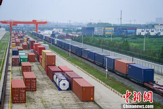 資料圖為中國鐵路上海局合肥貨運中心整裝待發(fā)的中歐班列。a target='_blank' href='http://www.chinanews.com/'中新社/a發(fā) 呂晉 攝