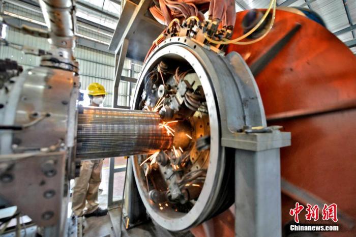 資料圖：工人在智能生產(chǎn)車(chē)間生產(chǎn)管道。 林弘梫 攝