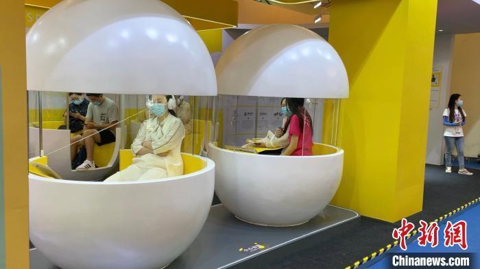 資料圖：書展中，讀者在“時間膠囊”內(nèi)感受沉浸式視聽體驗。周卓傲 攝