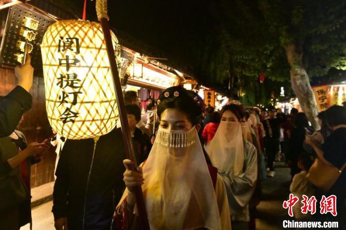 閬中提燈會游古城。閬中市委宣傳部供圖 閬中市委宣傳部供圖 攝