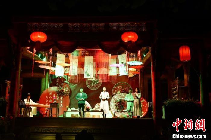 閬中民俗節(jié)目表演。閬中市委宣傳部供圖 攝